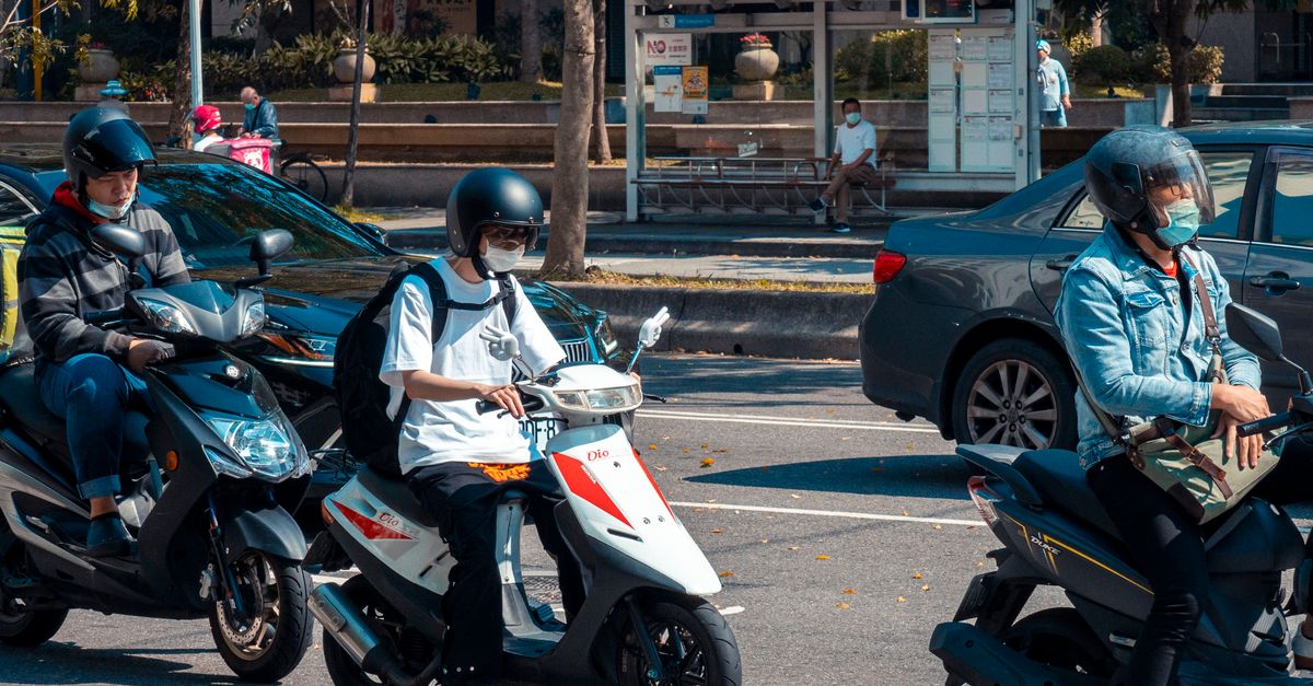 conseils essentiels pour assurer la sécurité en scooter sur la glace : équipements, techniques de conduite et précautions à prendre pour éviter les accidents.