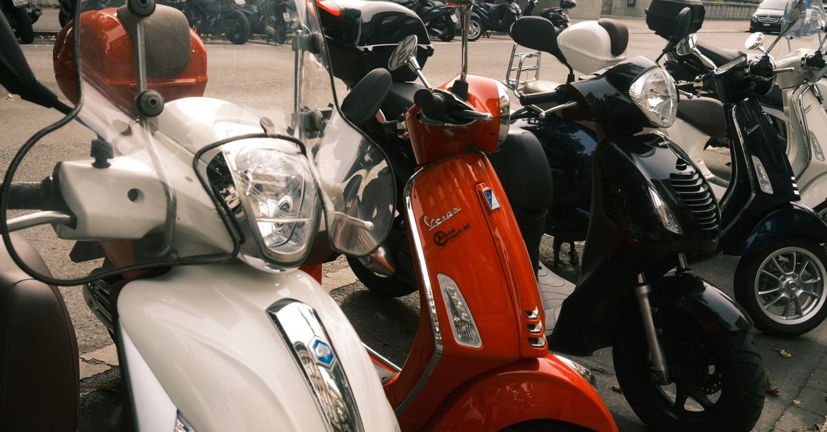 découvrez une large gamme d'accessoires pour scooter visant à améliorer votre confort, sécurité et style. trouvez tout ce dont vous avez besoin pour personnaliser et protéger votre scooter.