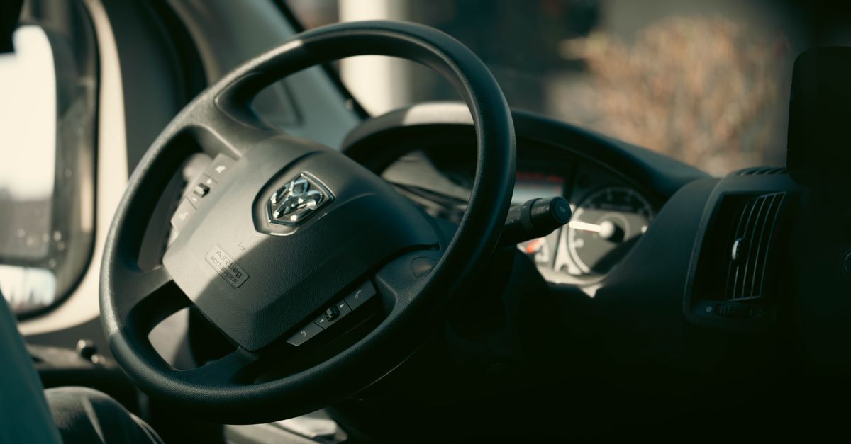 découvrez tout ce qu'il faut savoir sur les conducteurs secondaires : rôles, responsabilités et conseils pour une conduite en toute sécurité.