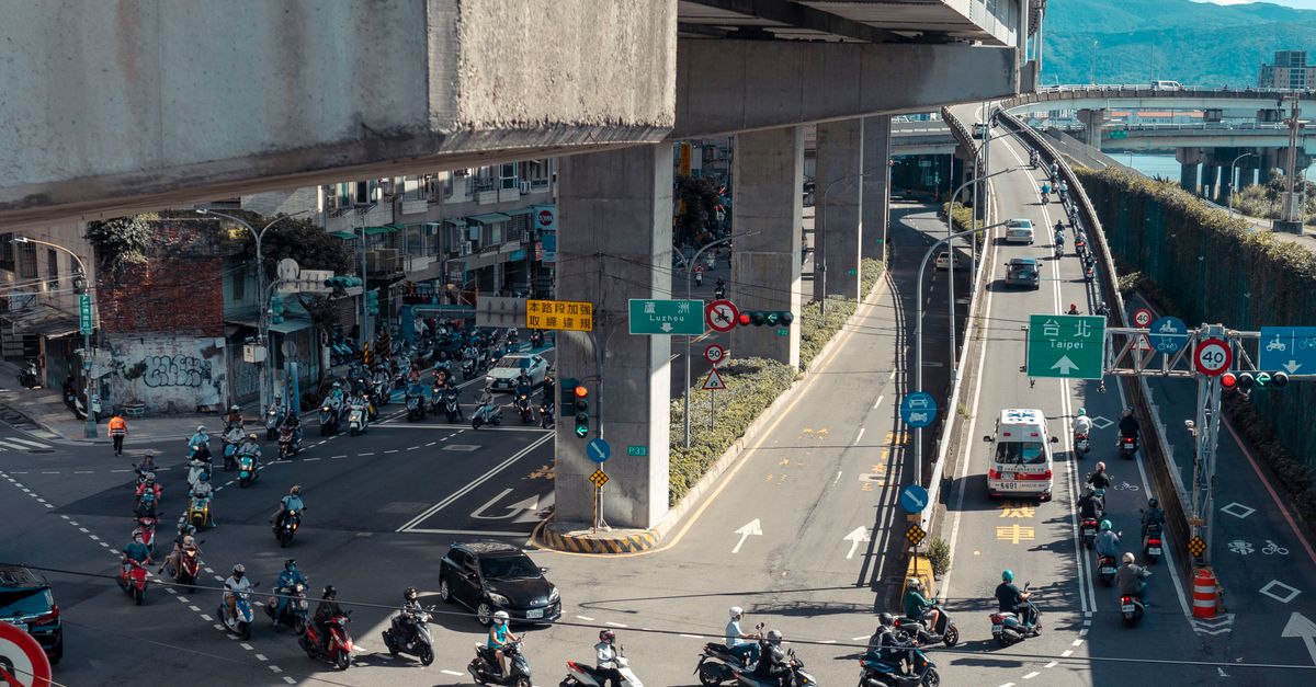 découvrez le scooter de route le plus sûr, alliant performance, confort et technologies avancées pour une conduite protégée et agréable.