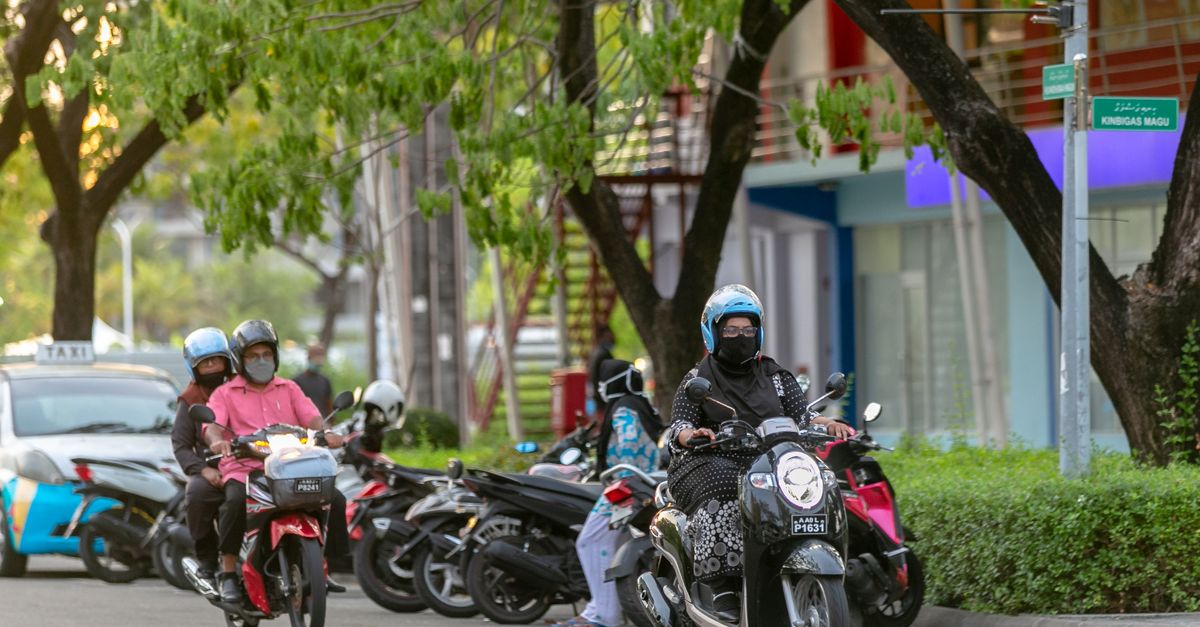 Protégez-vous en scooter 125 sous la pluie : conseils pratiques pour rouler en sécurité 1 conseils et recommandations pour assurer votre sécurité lors de la conduite d'un scooter, incluant le port du casque, les règles de circulation et les bonnes pratiques.