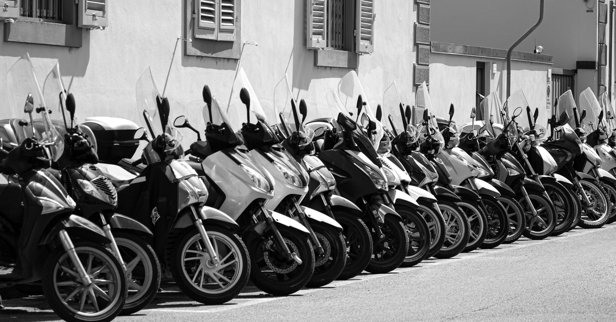 conseils essentiels pour la sécurité en scooter : équipements, règles de circulation et bonnes pratiques pour rouler en toute sécurité.