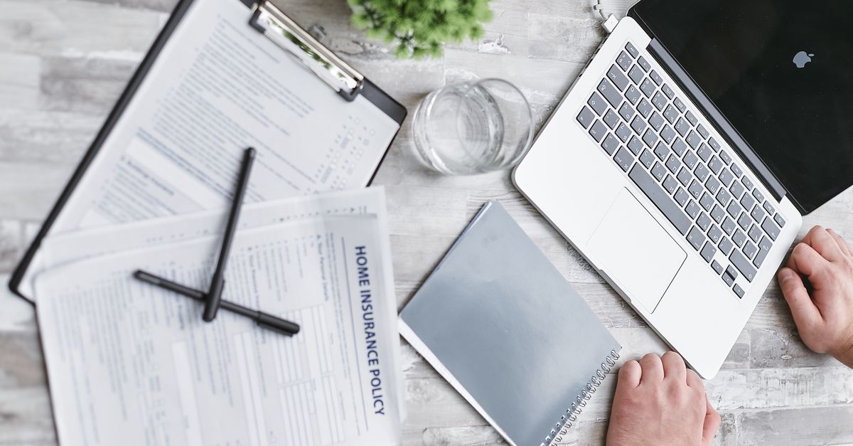 découvrez tout ce qu'il faut savoir sur les documents d'assurance auto indispensables pour être en règle et protégé au volant.